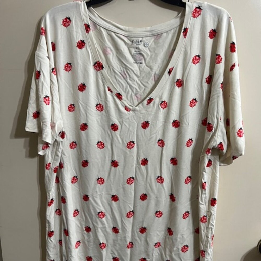Kyte Baby Women's Relaxed Fit V-Neck in Love Bug XL